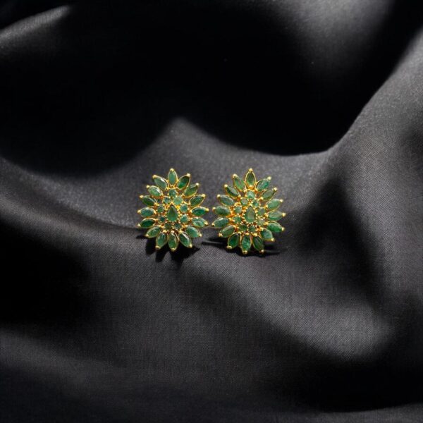 Gold ear stud with Emerald