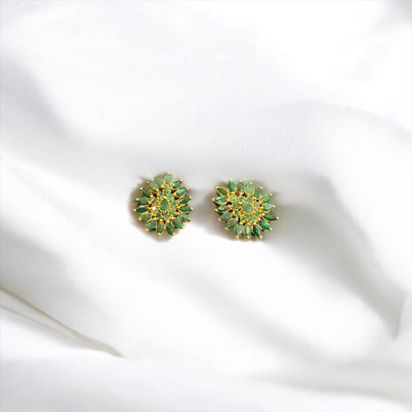 Gold ear stud with Emerald