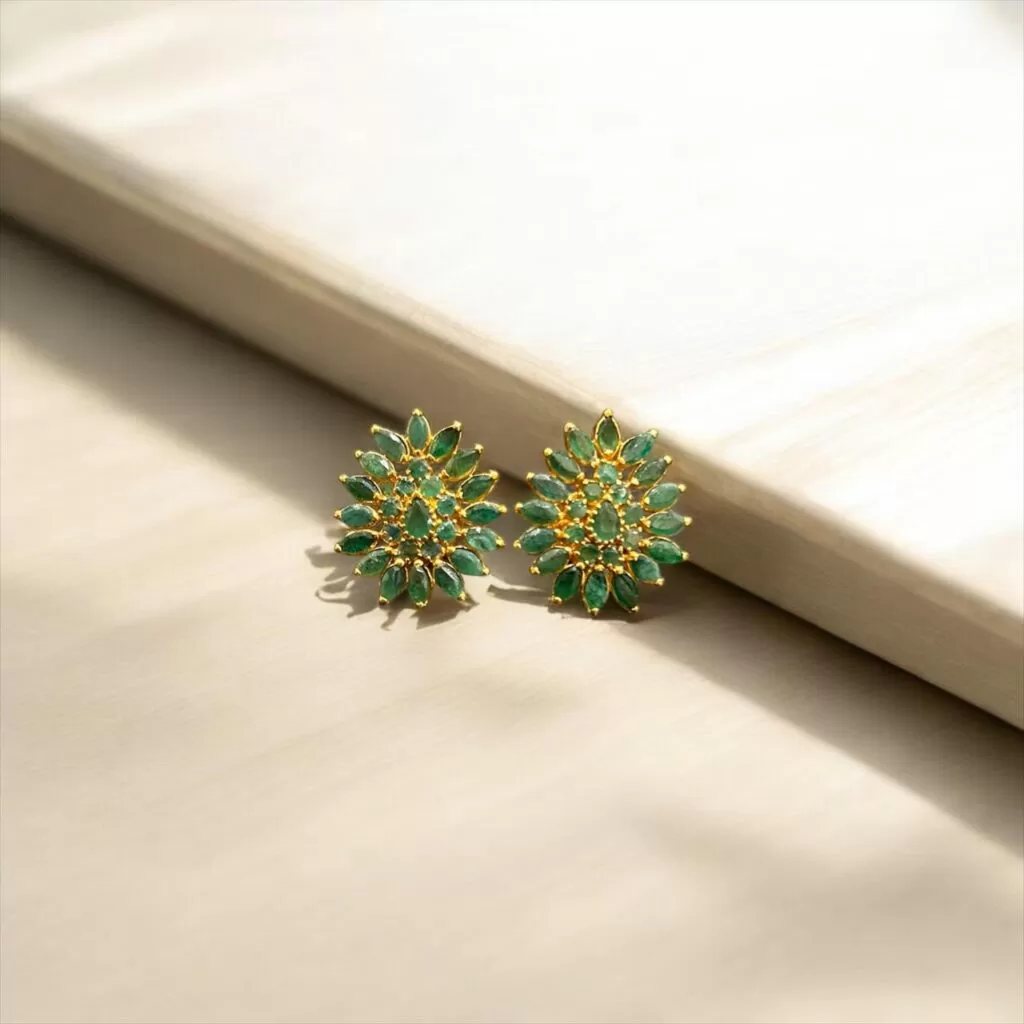 Gold ear stud with Emerald